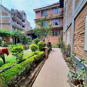 Pradhan House - With Garden Frühstückspension